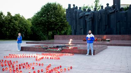 В День памяти и скорби сотни свечей зажгли на площади Победы в Воронеже