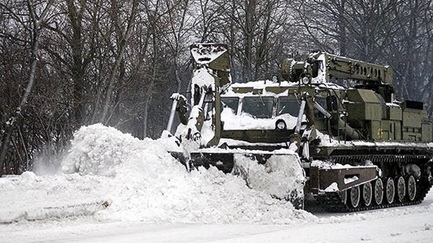Военная техника помогла расчистить дороги в Воронежской области