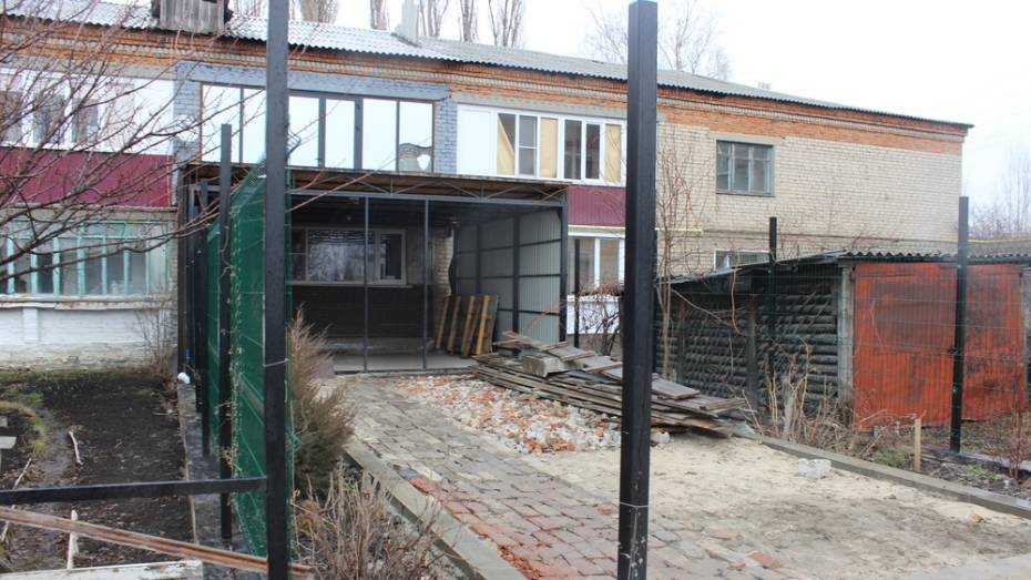 Житель Таловой незаконно сделал пристройку к многоквартирному дому