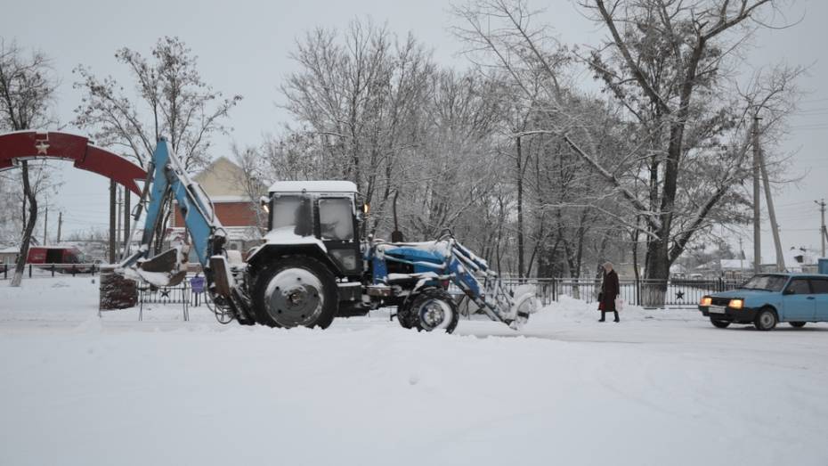 Верхнемамонские дорожники после снегопада начали расчистку дорог в три часа ночи