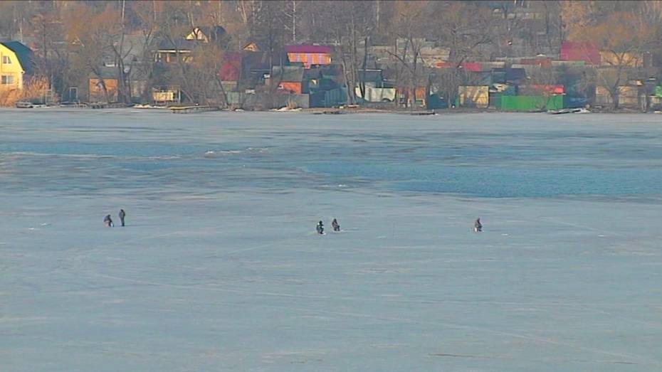 Спасатели предостерегли воронежских рыбаков от выхода на лед водохранилища