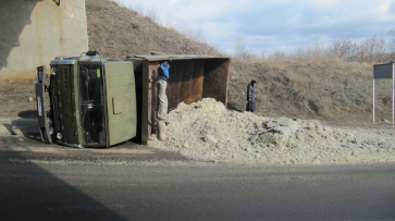 На участке автодороги «Бобров-Новохоперск» опрокинулся грузовик