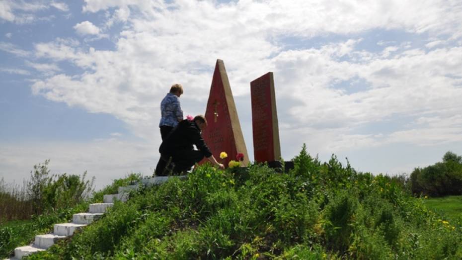 В Эртильском районе установили памятник исчезнувшему поселку