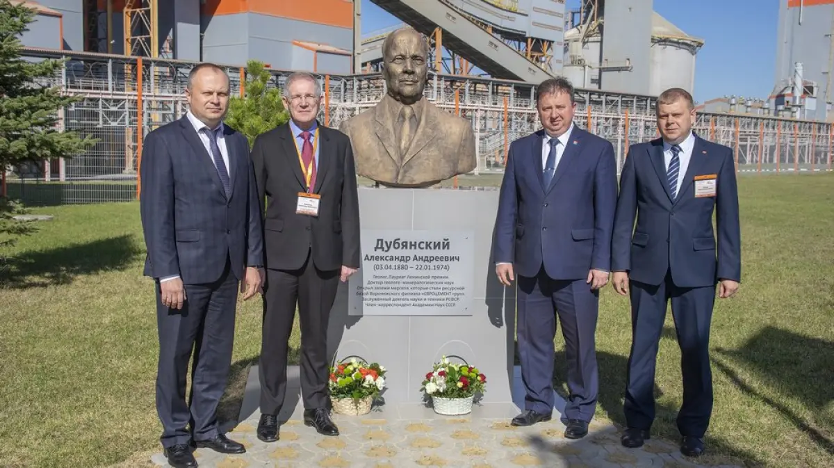 В поселке Подгоренский установили памятник геологу Александру Дубянскому