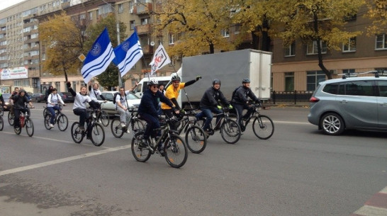 Ректор ВГУ Дмитрий Ендовицкий в честь открытия велопарковки впервые за 25 лет сел на велосипед (ВИДЕО)
