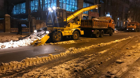 На уборку снега в Воронеже в ночь на 1 декабря вышли 158 машин