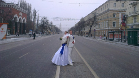 Из-за эстафеты олимпийского огня в Воронеже жениху с невестой пришлось идти во Дворец бракосочетаний пешком