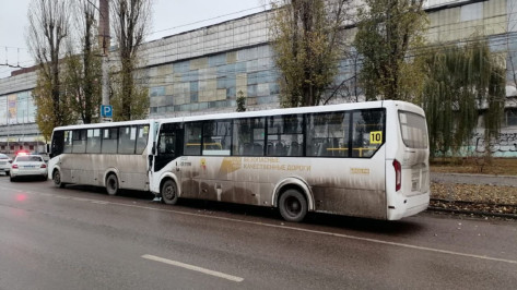 В Воронеже столкнулись две маршрутки: пострадали 9-летний ребенок и три женщины