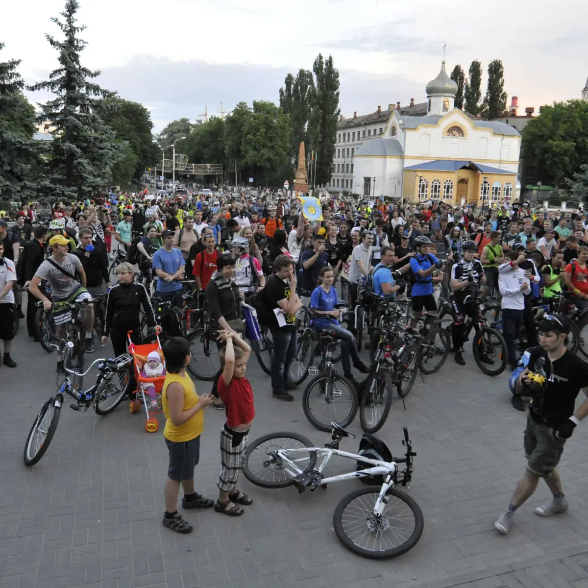 Полторы тысячи велосипедистов проехало по городу во время Велоночи