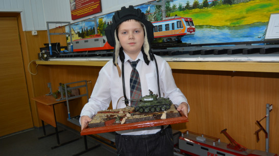 Юному моделисту из Россоши командование танкового полка подарило шлемофон
