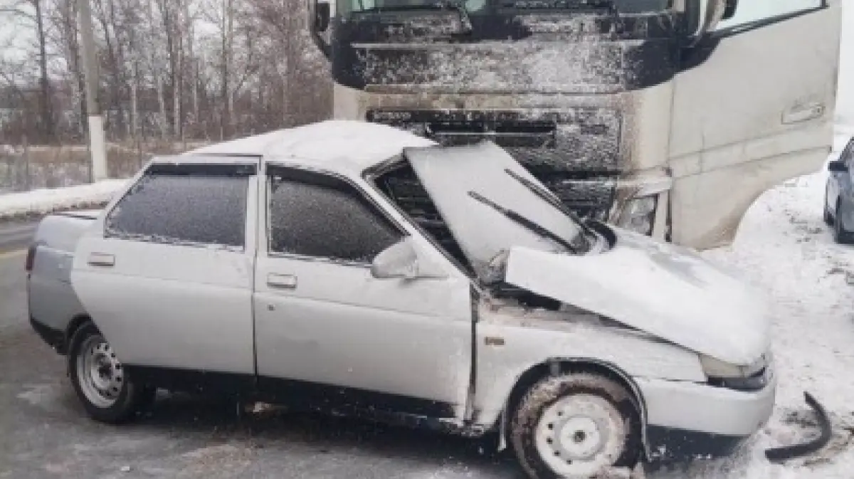 В Воронежской области «десятка» врезалась в фуру: 3 пострадавших