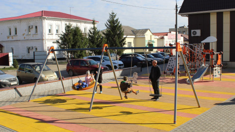 В поселке Ольховатка обустроили пешеходную зону и детскую площадку