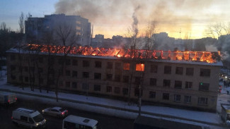 Заброшенное здание полыхает на левом берегу Воронежа