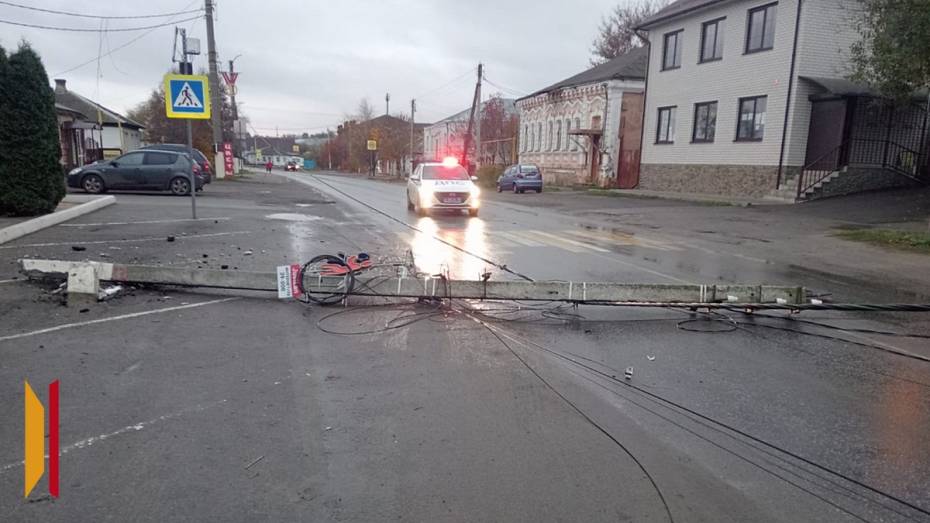 В Богучаре Воронежской области неизвестный водитель сбил опору ЛЭП и обесточил часть улицы