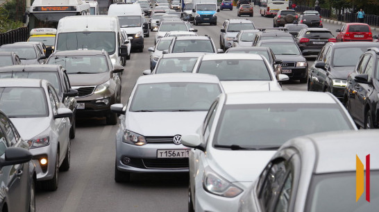 Пробка сковала Московский проспект в Воронеже из-за коммунальной аварии
