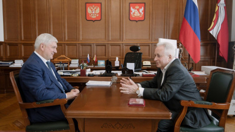 Губернатор Александр Гусев вручил заслуженному деятелю науки РФ Якову Львовичу медаль «90 лет Воронежской области»