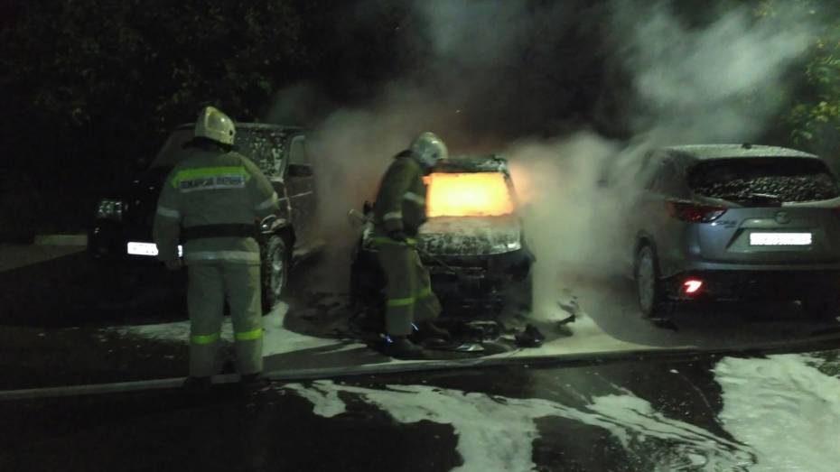 Mitsubishi Outlander сгорел в Воронеже в ночь на 1 октября