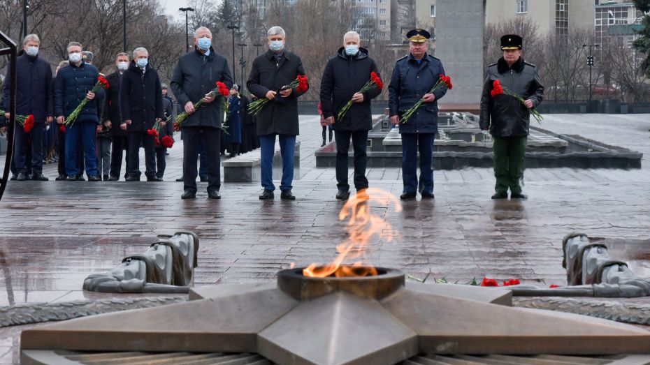Губернатор Воронежской области возложил цветы к Могиле Неизвестного Солдата