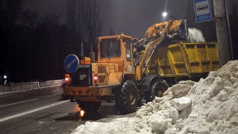 С платных парковок в Ленинском и Центральном районах Воронежа вывезено более 2 тыс кубометров снега