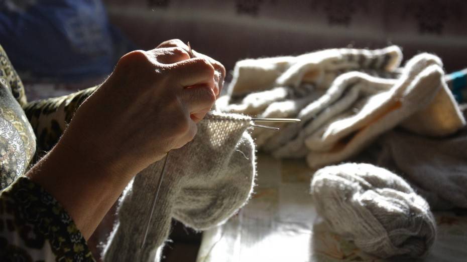 Жители острогожских сел вновь приступили к вязанию носков для участников СВО