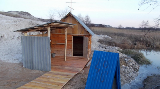 В петропавловском селе Новобогородицкое активисты сделали деревянную купель 