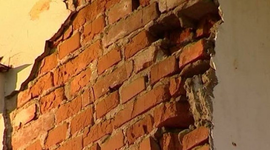 Житель Нижнедевицка погиб под обрушившейся стеной склада