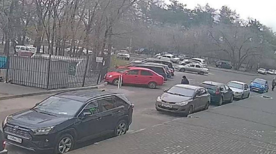 Появилось видео падения подростка из окна многоэтажки в Воронеже