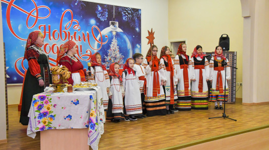 Воспитанники воскресной школы поздравили воронежских домостроителей с Рождеством и Крещением