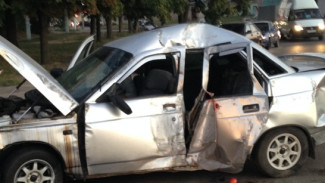 В Воронеже парни на «ВАЗе» врезались в столб и «Ниву»