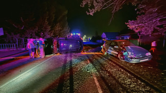 В Воронежской области кроссовер въехал в припаркованный ВАЗ: пострадали женщина и ее годовалый ребенок