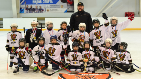 Юные хоккеисты из Лисок победили в турнире «Кубок для мамы»