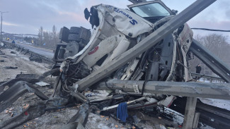Трассу М-4 «Дон» в Воронежской области перекрыли из-за столкновения двух фур, в котором погиб мужчина