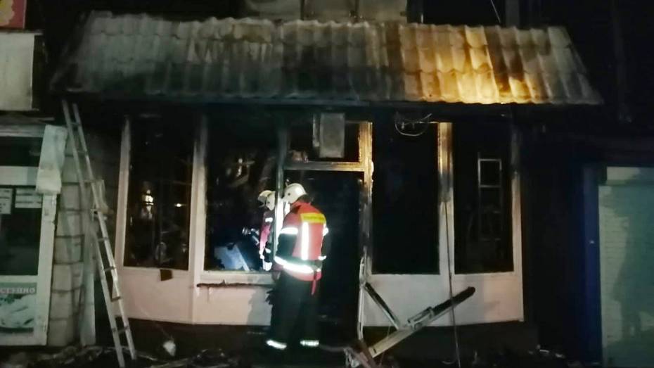 При пожаре в павильоне автозапчастей в павловском селе Лосево погиб 57-летний мужчина