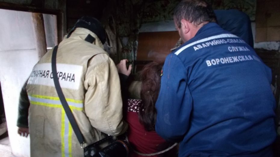 Под Воронежем спасатели вытащили из погреба тяжело раненную женщину