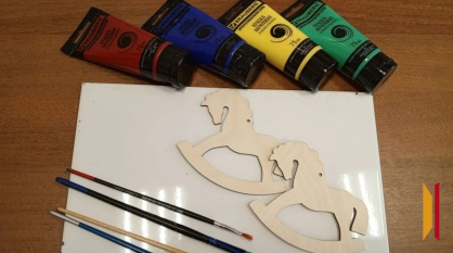 Юных грибановцев позвали на мастер-класс по росписи деревянных лошадок