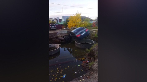 В Воронеже легковушка провалилась в котлован: видео
