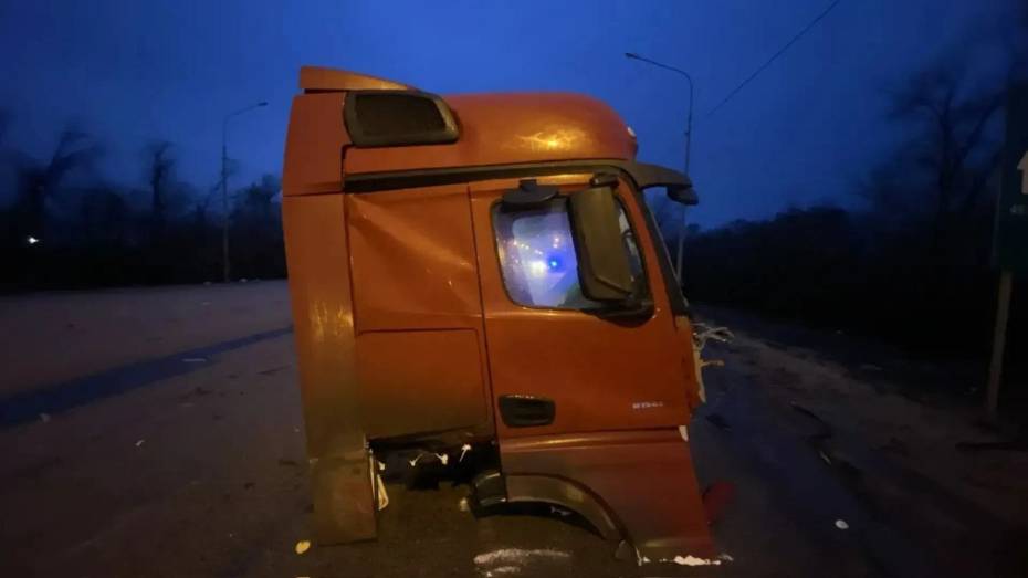 В Воронежской области в столкновении фур у большегруза оторвалась кабина