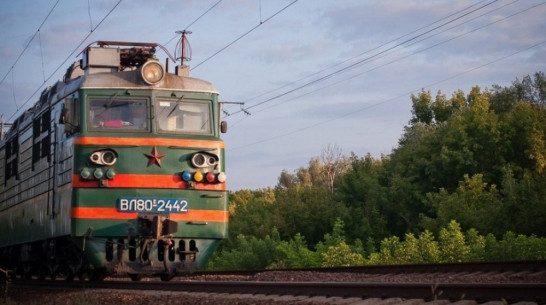 В Воронежской области сидевшую на рельсах девушку сбил грузовой поезд