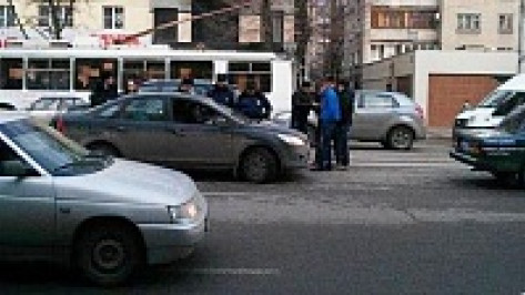 В Воронеже автохам набросился с бейсбольной битой на водителя иномарки