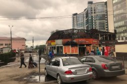 Огонь охватил торговый павильон у автовокзала в Воронеже