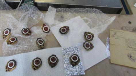 Коллекционер из Воронежа хотел вывезти в Прагу советские награды под видом бижутерии