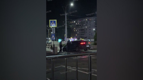 В Воронеже мужчина на автомобиле решил спуститься по лестнице