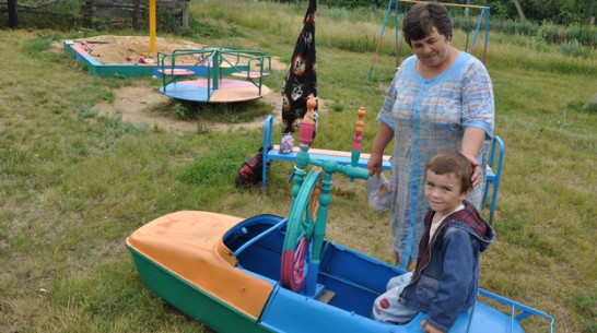 Жители павловского села собственными силами построили детскую площадку