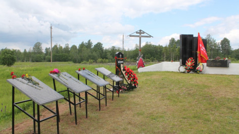 Памятник погибшим в годы войны хохольцам открыли в Тверской области