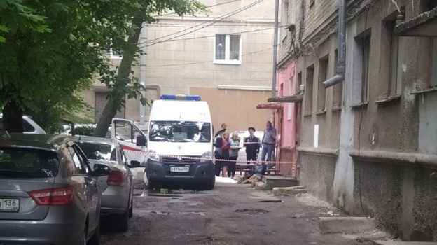 У дома в центре Воронежа нашли тело 36-летнего мужчины