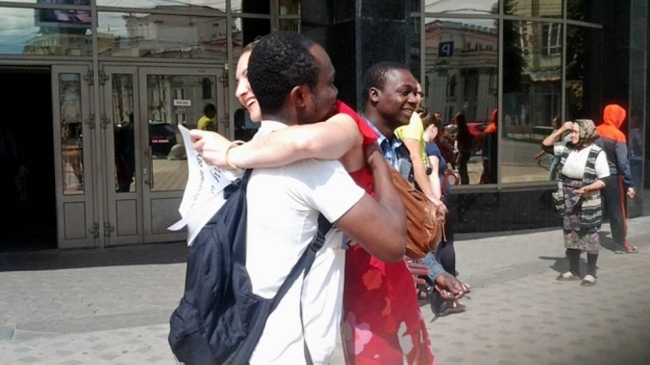 Во время флешмоба «Свободные объятия» воронежцы открыли студенту из Африки секрет русского гостеприимства 