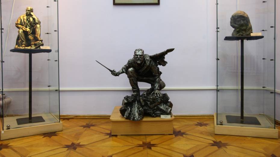 Воронежский скульптор подарил острогожскому музею свою работу