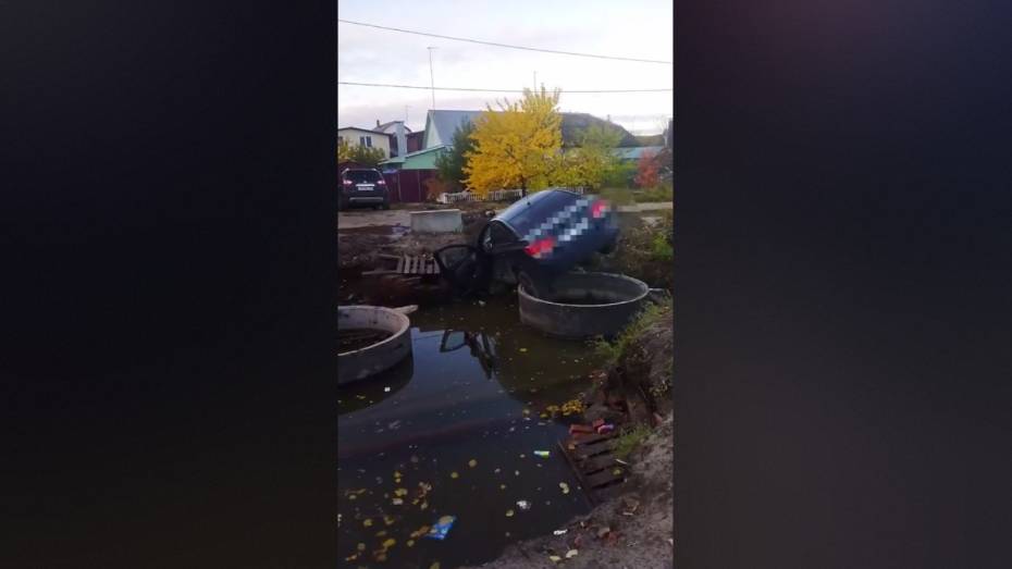 В Воронеже легковушка провалилась в котлован: видео