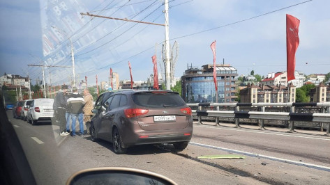 Массовая авария на Чернавском мосту спровоцировала пробку в Воронеже