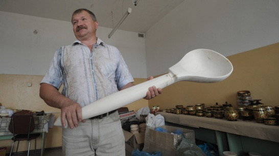 Мастера народных промыслов из Богучара вырезали полутораметровую ложку из липы для главы государства